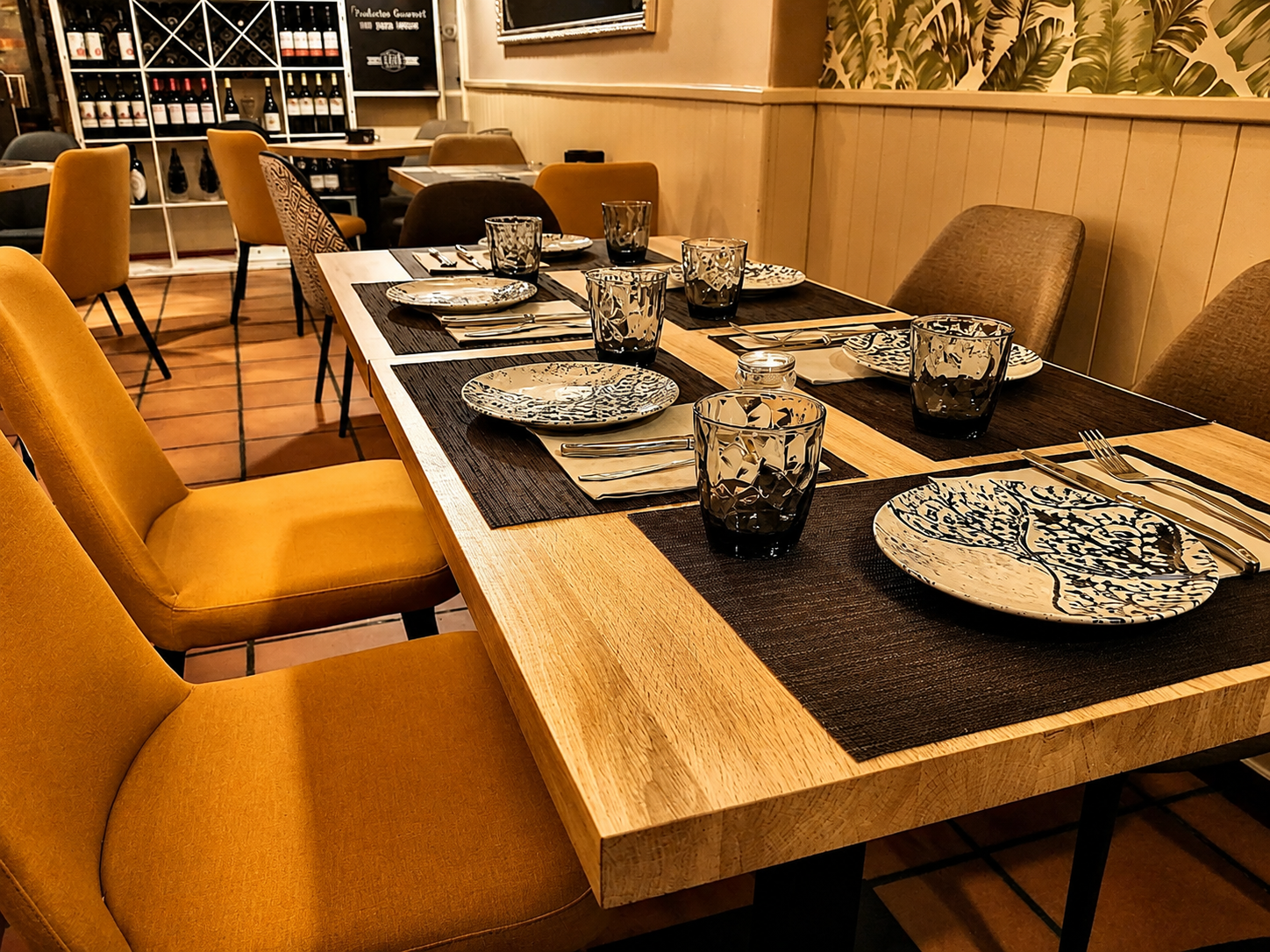 Comedor de Tapas y Pintxos Goya en Móstoles preparado para reservas