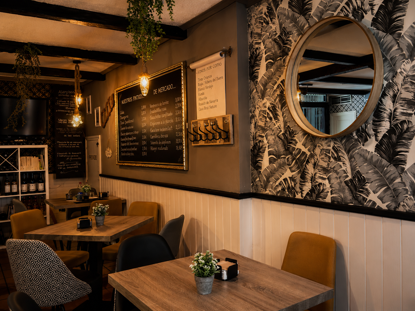 Comedor interior de Tapas y Pintxos Goya en Móstoles preparado para comidas, cenas y grupos