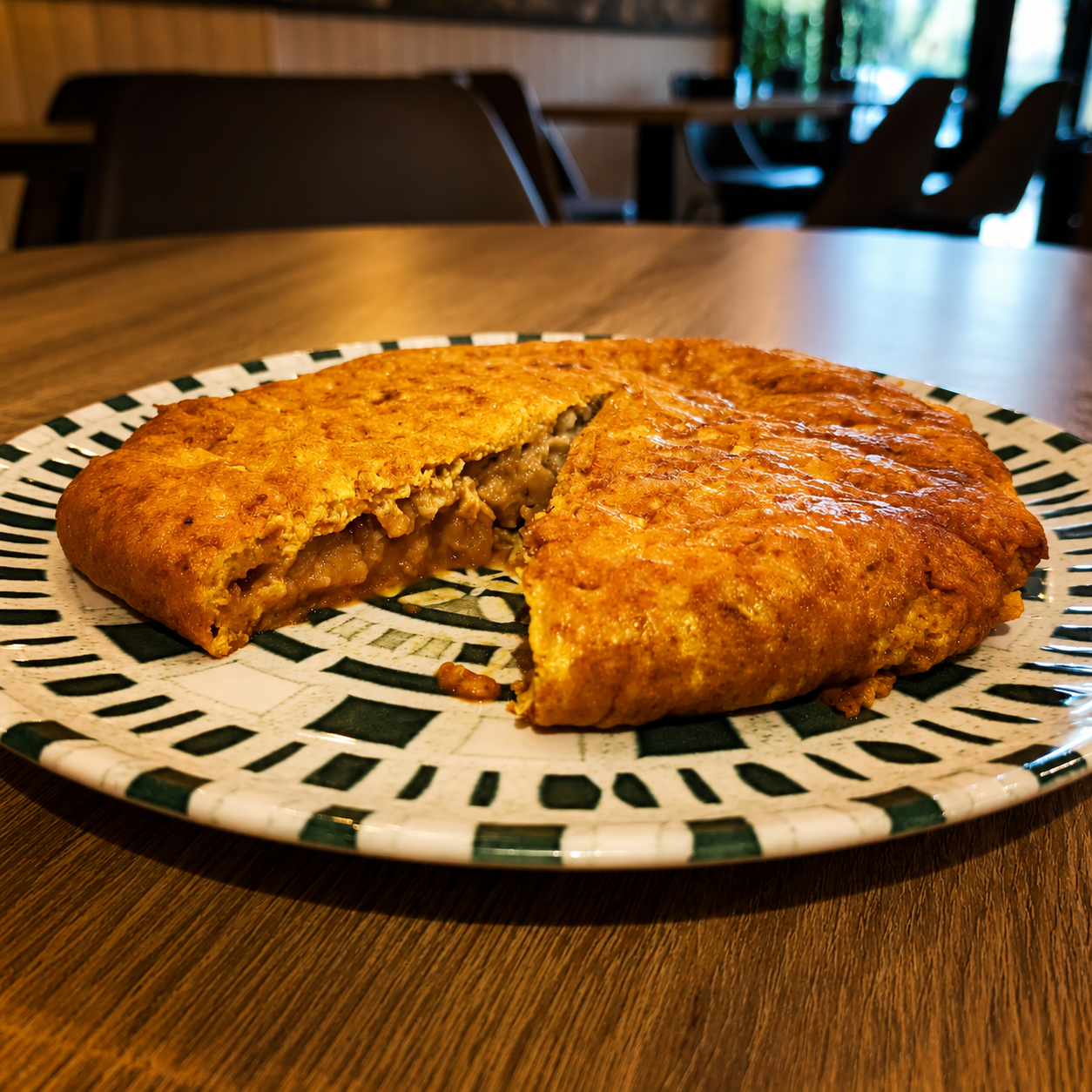 Tortilla rellena de carne servida en Tapas y Pintxos Goya de Móstoles